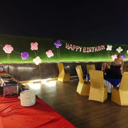 ניו דלהי Airport Hotel Bollywood Paradise מראה חיצוני תמונה