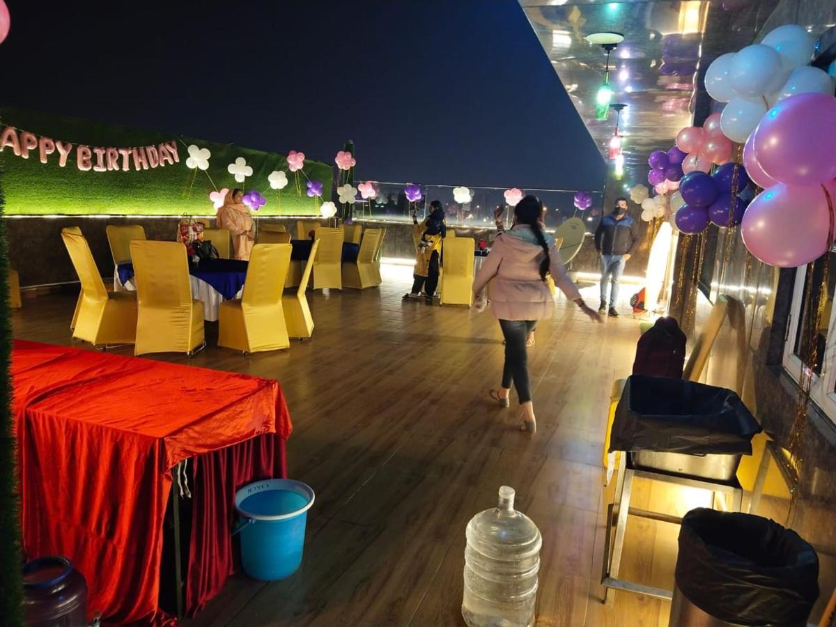 ניו דלהי Airport Hotel Bollywood Paradise מראה חיצוני תמונה