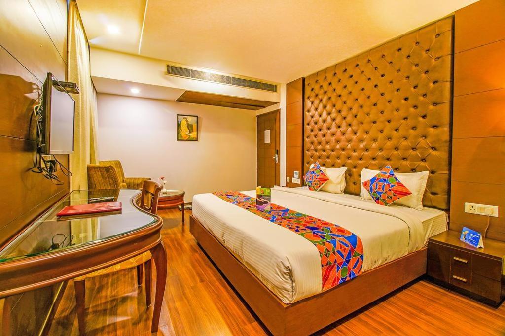 ניו דלהי Airport Hotel Bollywood Paradise מראה חיצוני תמונה